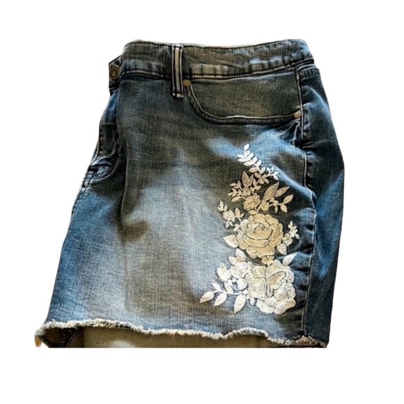 Torrid Blue Jean Cut Offs white rose embroidery zipper closure pockets NWT 26 - Picture 6 of 9